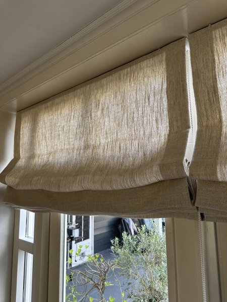 linnen look vouwgordijnen, chateau mix in creme beige, foto van vouwgordijn zonder baleinen opgetrokken