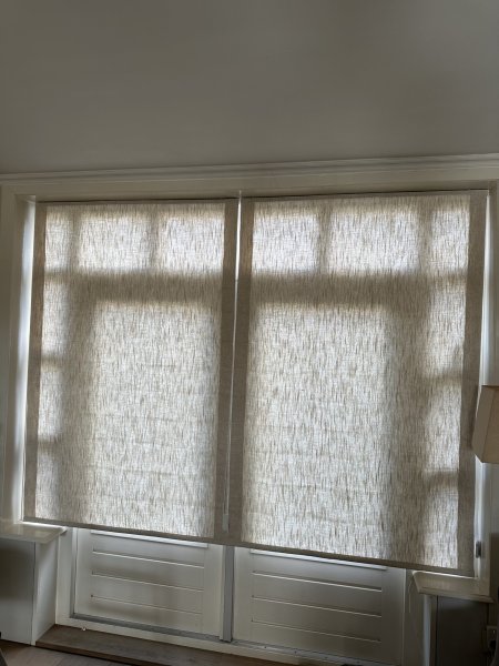 vouwgordijnen uitgevoerd zonder baleinen. interieur foto van een klant met de vouwgordijenn gesloten in de stof chateau mix creme wit