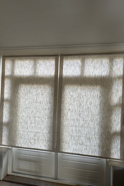vouwgordijnen uitgevoerd zonder baleinen. interieur foto van een klant met de vouwgordijenn gesloten in de stof chateau mix creme wit