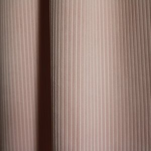 detail van pastelroze ribsfluweel gordijnen van Okika, prachtige fluwelen rib structuur op deze polyester stof