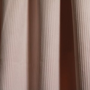 Okika pastelroze gordijnen van ribsfluweel, perfect voor een lichte en serene uitstraling