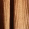sfeer van ribstof gordijnen in cognac kleur van Okika, met een luxe en zachte stofstructuur.