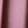 Detail van ribstof roze gordijnen van Okika, zachte en elegante stofstructuur.
