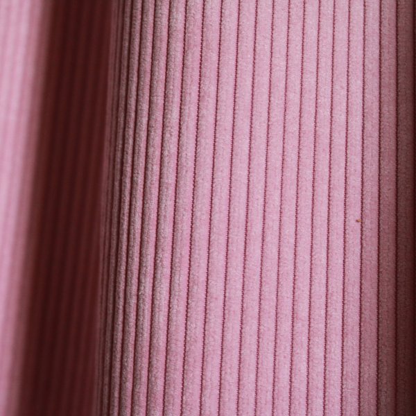 Detail van ribstof roze gordijnen van Okika, zachte en elegante stofstructuur.