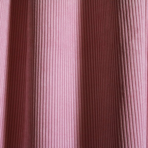 Sfeervolle ribstof roze gordijnen van Okika in een modern interieur.