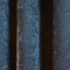 Velours gordijnen van okika in het donker blauw, chenille achtige structuur met in de stof een krijt effect verwerkt voor een heel uniek effect. opvallende velours gordijnen waarin veel gebeurt.