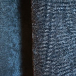 velours gordijnen in het donker blauw, een mooie gordijn stof die een chenille achtige structuur heeft waarin een soort krijt effect is verwerkt. Gordijnen van okika