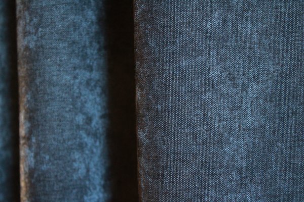 velours gordijnen in het donker blauw, een mooie gordijn stof die een chenille achtige structuur heeft waarin een soort krijt effect is verwerkt. Gordijnen van okika
