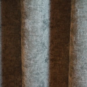 Groengrijze velours gordijnen van Okika met een subtiel krijt-effect, die een luxe en rustgevende sfeer creëren in elke kamer.