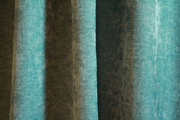 velours gordijnen met een krijtachtig effect, deze chenille structuur in de stof in het turquoise is een echte eye-catcher in het interieur