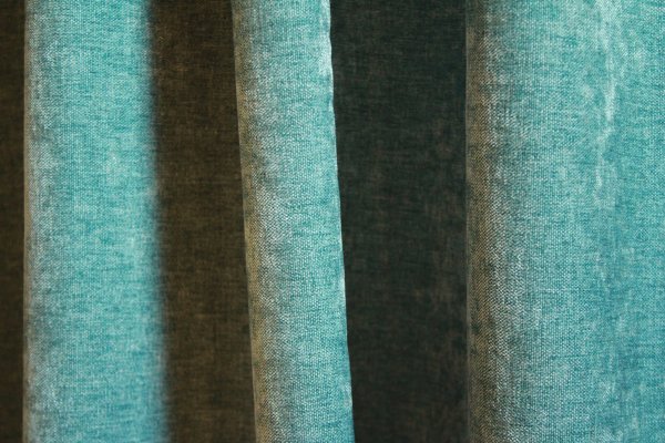velours gordijnen, okika, krijt effect in de stof, chenille achtige stuctuur, mooie turquoise kleur. sfeerafbeelding gordijnen