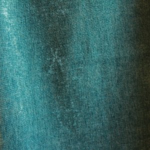 Velours gordijnen van okika, prachtige turquoise kleur. stof details van dichtbij, chenile structuur, overgordijnen van okika