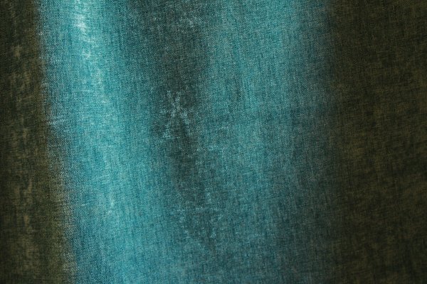 Velours gordijnen van okika, prachtige turquoise kleur. stof details van dichtbij, chenile structuur, overgordijnen van okika