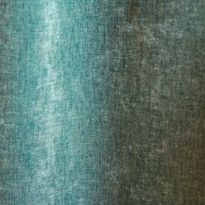 Velours gordijnen met een krijt effect, kreukvrije stof in het turquoise van okika