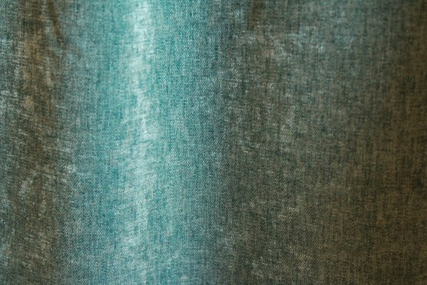 Velours gordijnen met een krijt effect, kreukvrije stof in het turquoise van okika