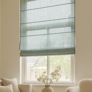 blauw Zen Weave vouwgordijn in een sfeervol interieur