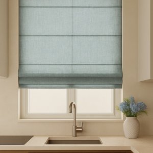Sfeerimpressie van vouwgordijn in Zen Weave vintagegreen stof in een keuken met rustige tinten en natuurlijk licht