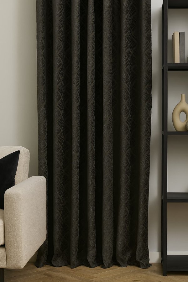Sfeerimpressie van zwarte gordijnen met retro bloemenpatroon in een interieur met vintage accenten.