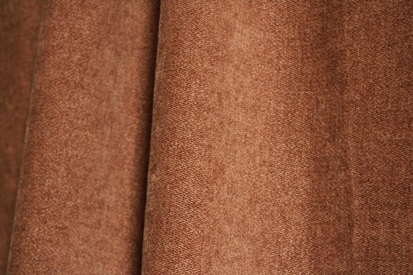 Luxe chenille gordijnen in rustige taupe tint voor sfeervolle raambekleding