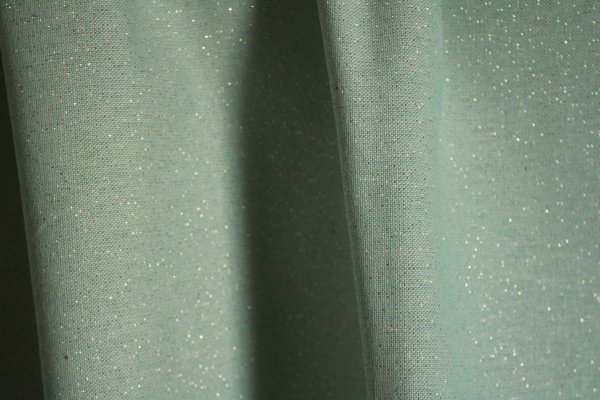 Detail van lichtblauwe glitter gordijnen BB2444 voor een leuke kinderkamer