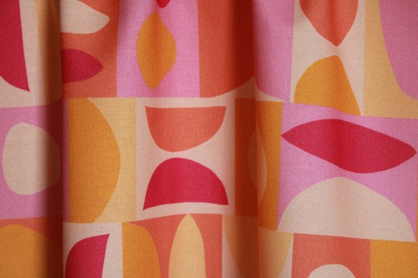een opvallend interieur met de stijlvolle gordijnen abstracte blokken van Okika BB2505