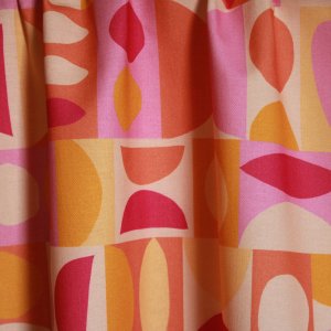 Stofdetails van Okika gordijnen met abstracte blokken BB2505