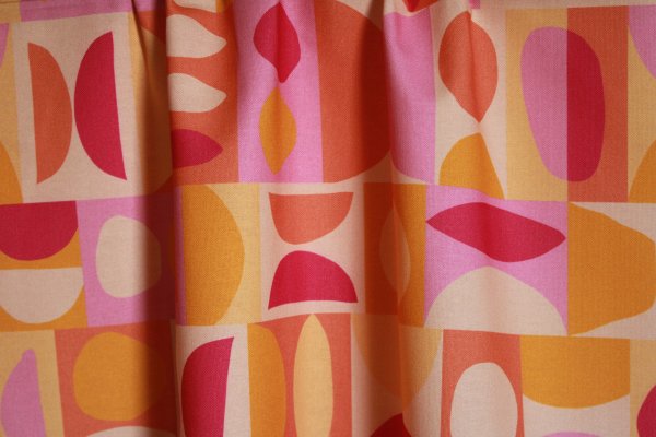 Stofdetails van Okika gordijnen met abstracte blokken BB2505
