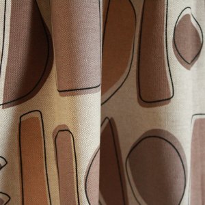 Stofdetails van gordijnen met abstracte vormen BB2500 okika