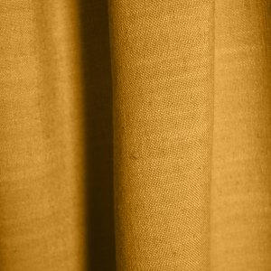 Okergele gordijnen uit de Elegance collectie (JC2454) die warmte en sfeer toevoegen aan je interieur. semi lichtdoorlatend, slijtvast en kleur behoudend. Gordijnen op maat bij okika