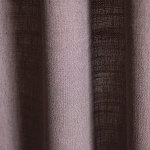 Close-up van het patroon van de paarse gordijnen uit de Elegance collectie (JC2460). semi lichtdoorlatend, hoge slijtvastheid en kleurvast. gordijnen op maat okika