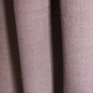 Close-up van paarse gordijnen uit de Elegance collectie (JC2460) met een semi-lichtdoorlatende stof die het licht op natuurlijke wijze filtert voor een zachte en sfeervolle uitstraling.