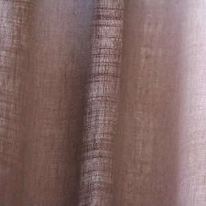 Close-up van paarse gordijnstof uit de Elegance collectie (JC2460) met semi-lichtdoorlatend effect die licht op natuurlijke wijze filtert, voor een warme en stijlvolle uitstraling.