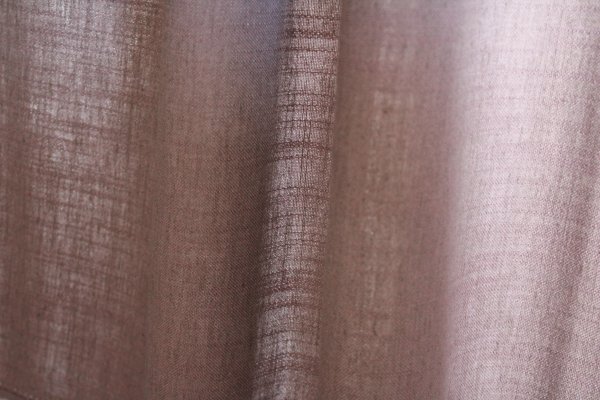 Close-up van paarse gordijnstof uit de Elegance collectie (JC2460) met semi-lichtdoorlatend effect die licht op natuurlijke wijze filtert, voor een warme en stijlvolle uitstraling.