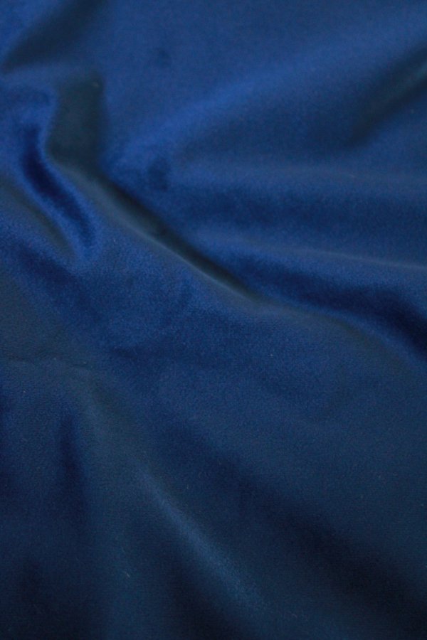 Patroon van de premium fluwelen kobalt blauwe gordijnen JC2420 van Okika, met een luxe textuur en een elegant design, perfect voor het toevoegen van stijl en sfeer aan elk interieur.