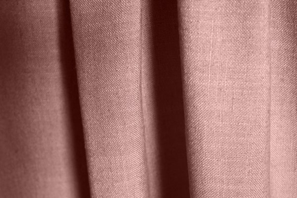 Detail van het patroon van roze gordijnen uit de Elegance collectie (JC2457) met een subtiel en stijlvol ontwerp, gemaakt van semi-lichtdoorlatende stof voor een warme sfeer. Gordijnen op maat bij okika