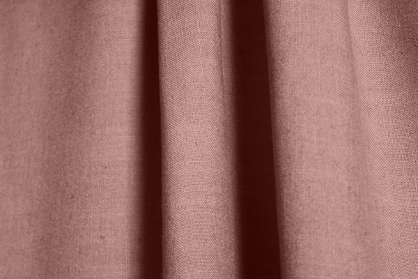 Sfeer foto van de roze gordijnen uit de Elegance collectie (JC2457) met een zacht, semi-lichtdoorlatend effect, perfect voor een warme en stijlvolle inrichting