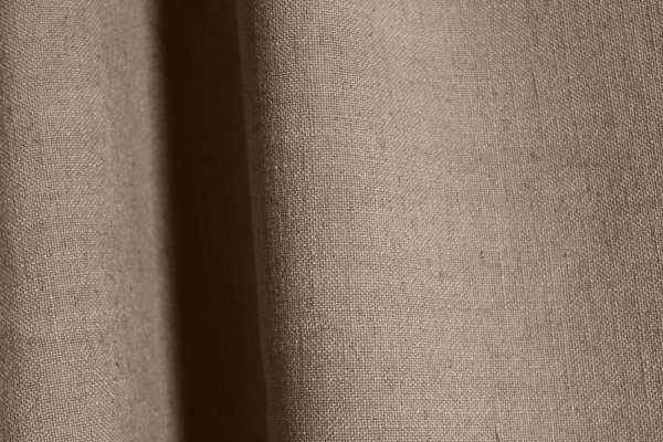 Taupe gordijnen uit de Elegance collectie, type JC2452, patroon foto van de stof. Gordijnen op maat