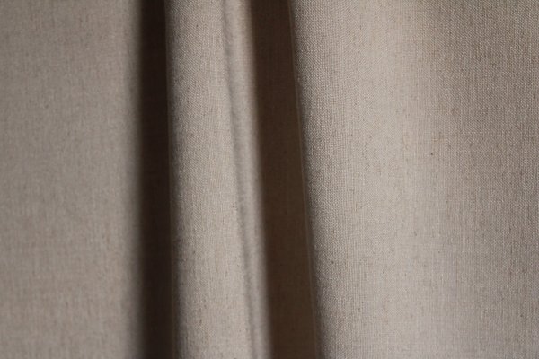 Gordijnen in warme zandtint uit de Okika Elegance lijn, slijt en kleur vast, semi lichtdoorlatend en een mooie stof structuur. gordijnen op maat gemaakt