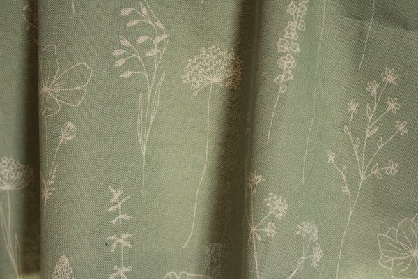 Fris en bloemrijk interieur met Blossom Flora gordijnen in het groen BB2503