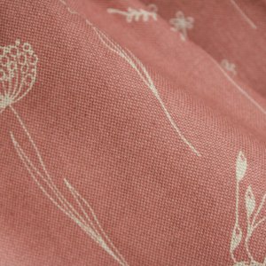 Close-up van roze gordijnstof met bloemendessin uit de Blossom Flora lijn