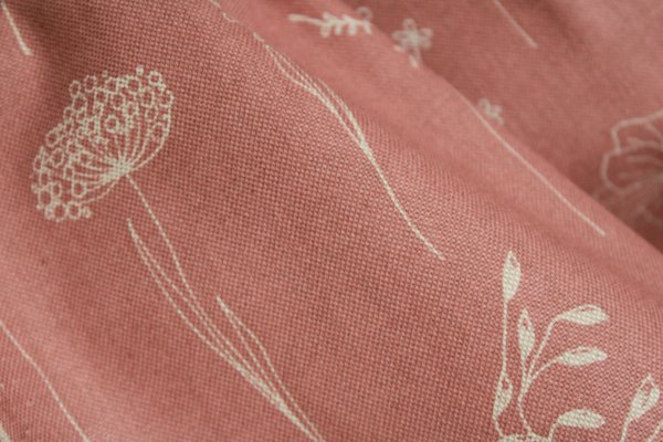 Close-up van roze gordijnstof met bloemendessin uit de Blossom Flora lijn