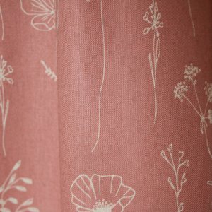 Patroondetail van bloemen gordijnen Blossom Flora roze met vrolijk dessin