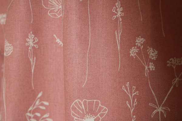 Patroondetail van bloemen gordijnen Blossom Flora roze met vrolijk dessin