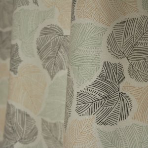 Detail van botanisch blad gordijnen van Okika BB2506