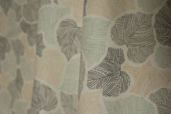 Detail van botanisch blad gordijnen van Okika BB2506