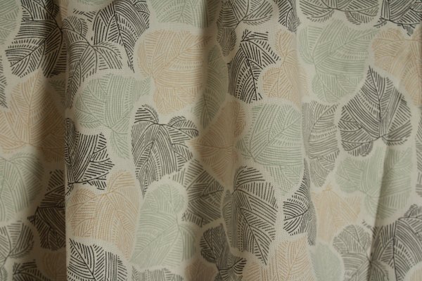 leuke bloemen gordijnen met botanisch blad van Okika BB2506
