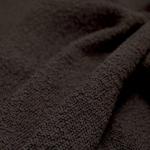 Detail van bouclé gordijnstof in chocoladebruin, met lusachtige structuur en zachte teddytextuur.
