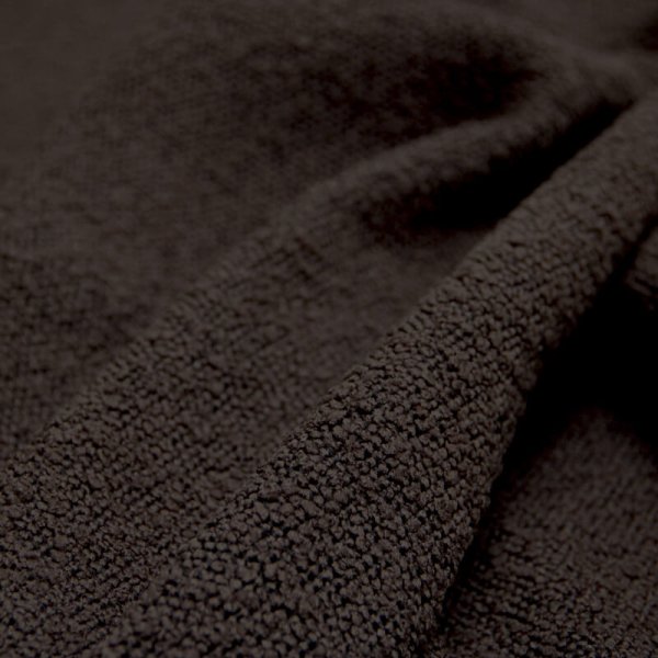 Detail van bouclé gordijnstof in chocoladebruin, met lusachtige structuur en zachte teddytextuur.