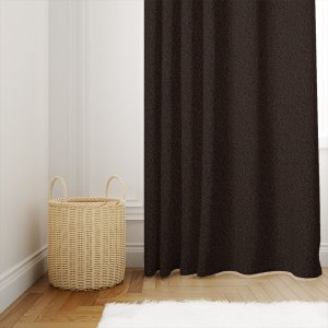 Bouclé gordijn in chocoladebruine kleur (model BB2304 Okika) in sfeervolle interieursetting, met zachte textuur en warme uitstraling.