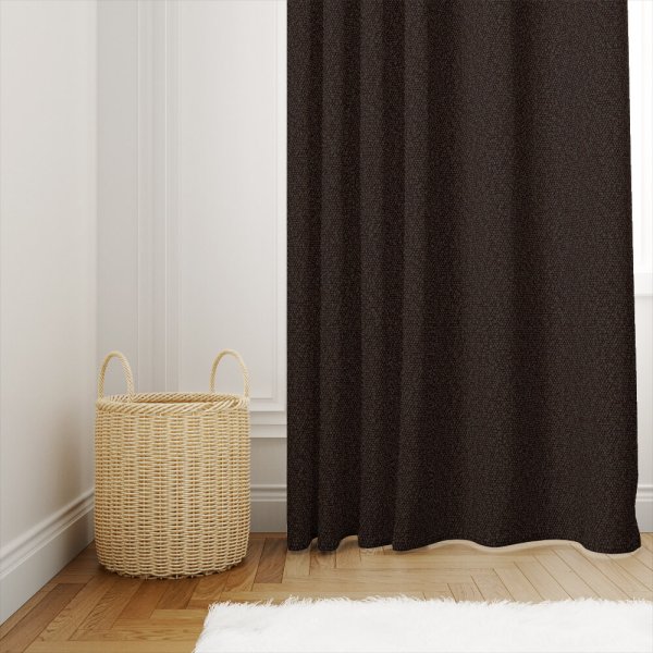 Bouclé gordijn in chocoladebruine kleur (model BB2304 Okika) in sfeervolle interieursetting, met zachte textuur en warme uitstraling.